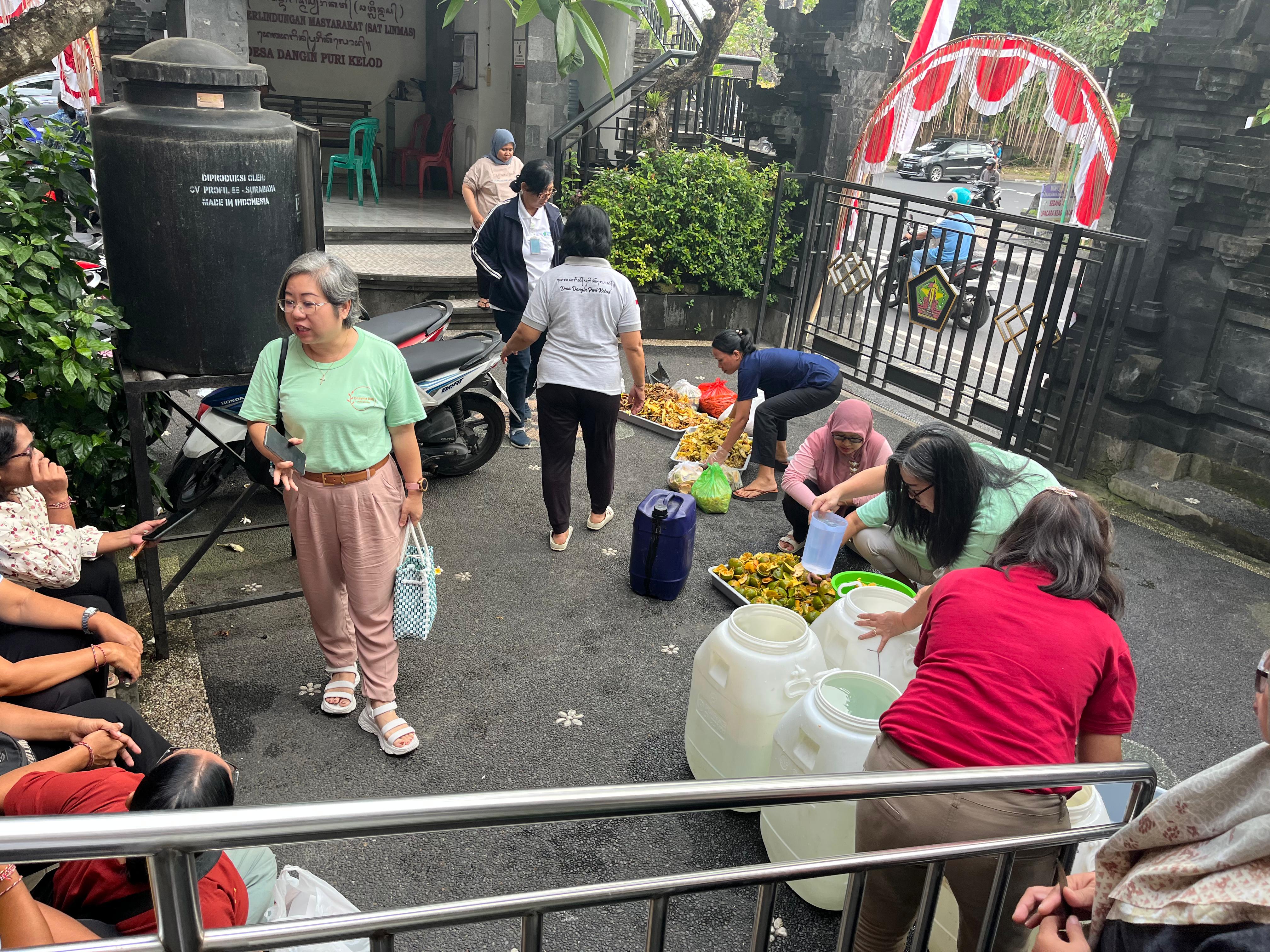 Pelatihan Pembuatan Eco Enzyme bersama TP. PKK Desa Dangin Puri Kelod