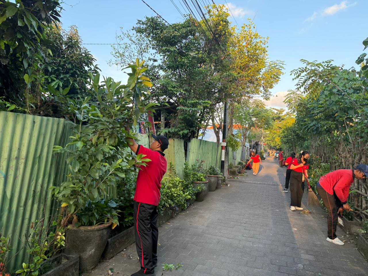 Jumat Bersih di Lingkungan Sekitar Banjar Mandala Sari