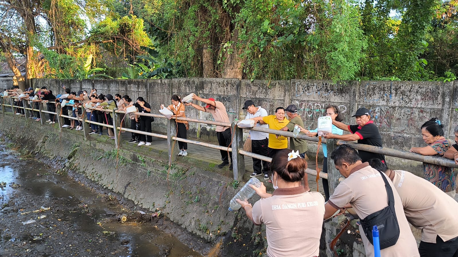 Kerja Bakti Serangkaian Bulan Bhakti Gotong Royong serta Penuangan Ecoensim di Sungai