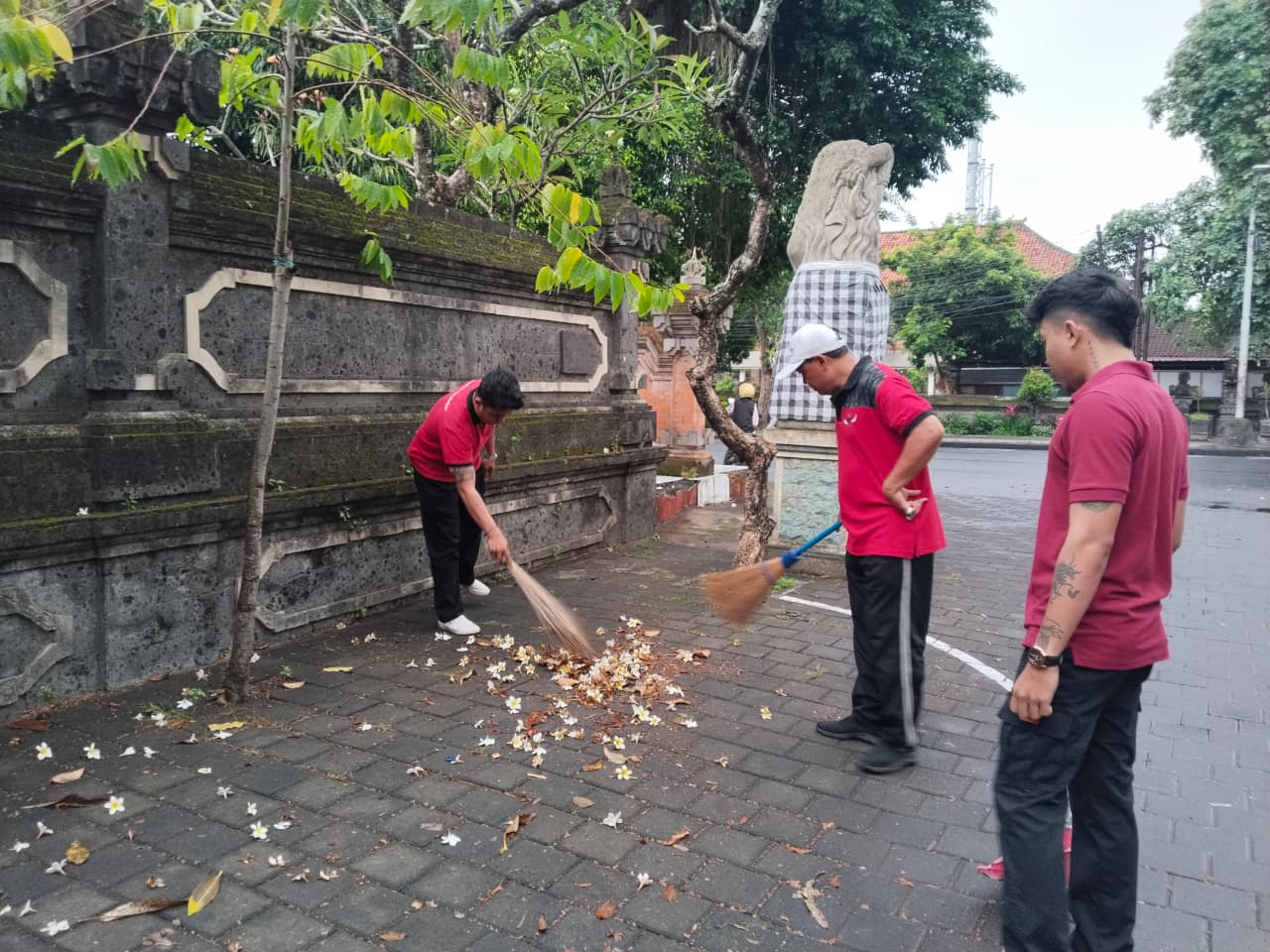 Kerja Bakti dalam Rangka Pembersihan Lingkungan Pasca Penyampaian Aspirasi