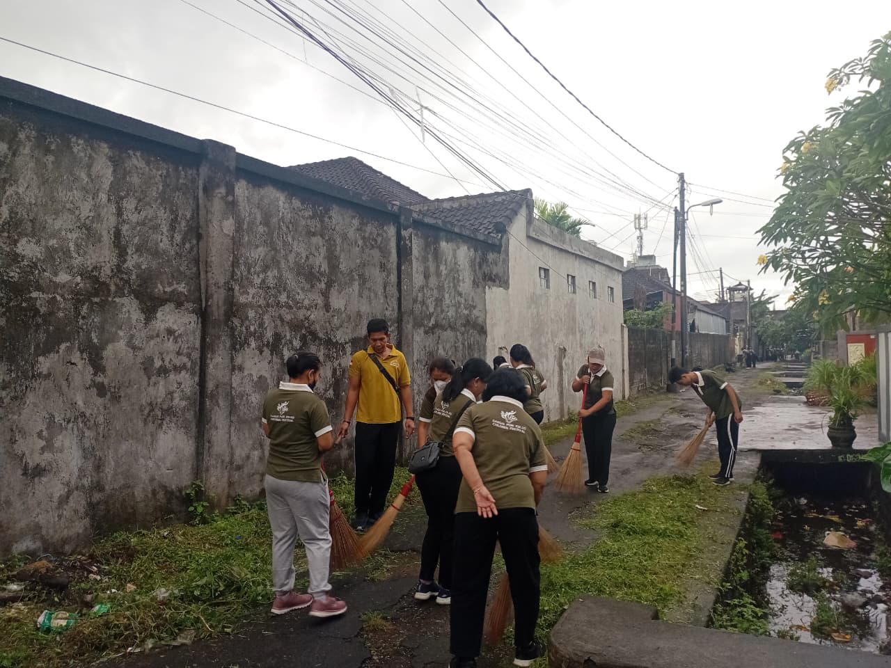 Jumat Bersih di Jalan Cok Agung Tresna II