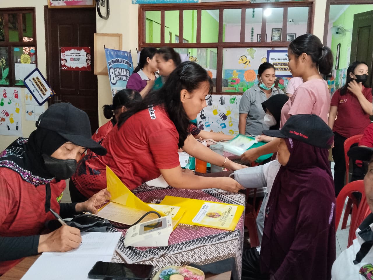 Pelaksanaan Posyandu Paripurna Minggu Keempat di Br. Mandala Sari