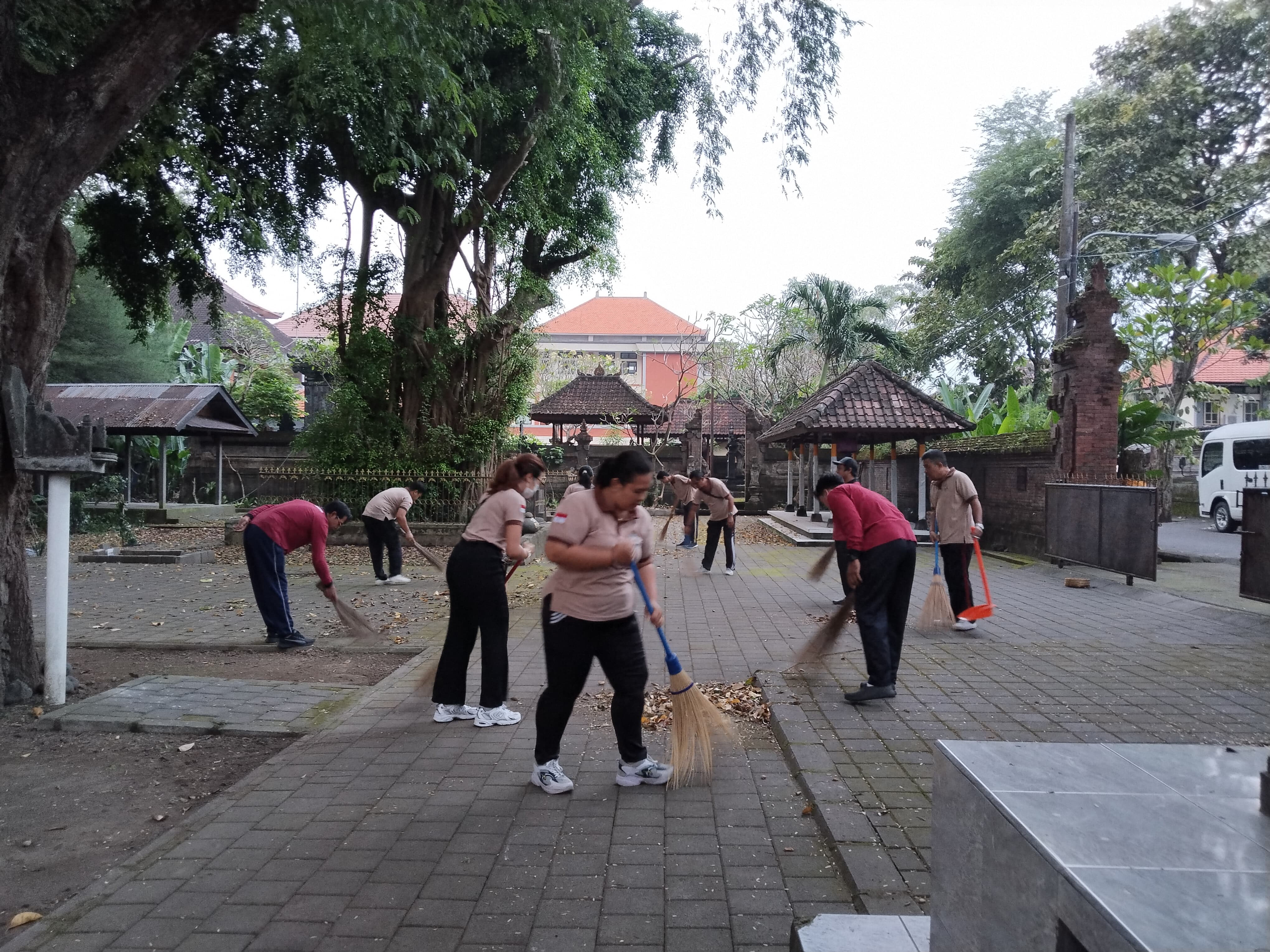 Kegiatan Jumat Bersih Bersama dengan BAPENDA 