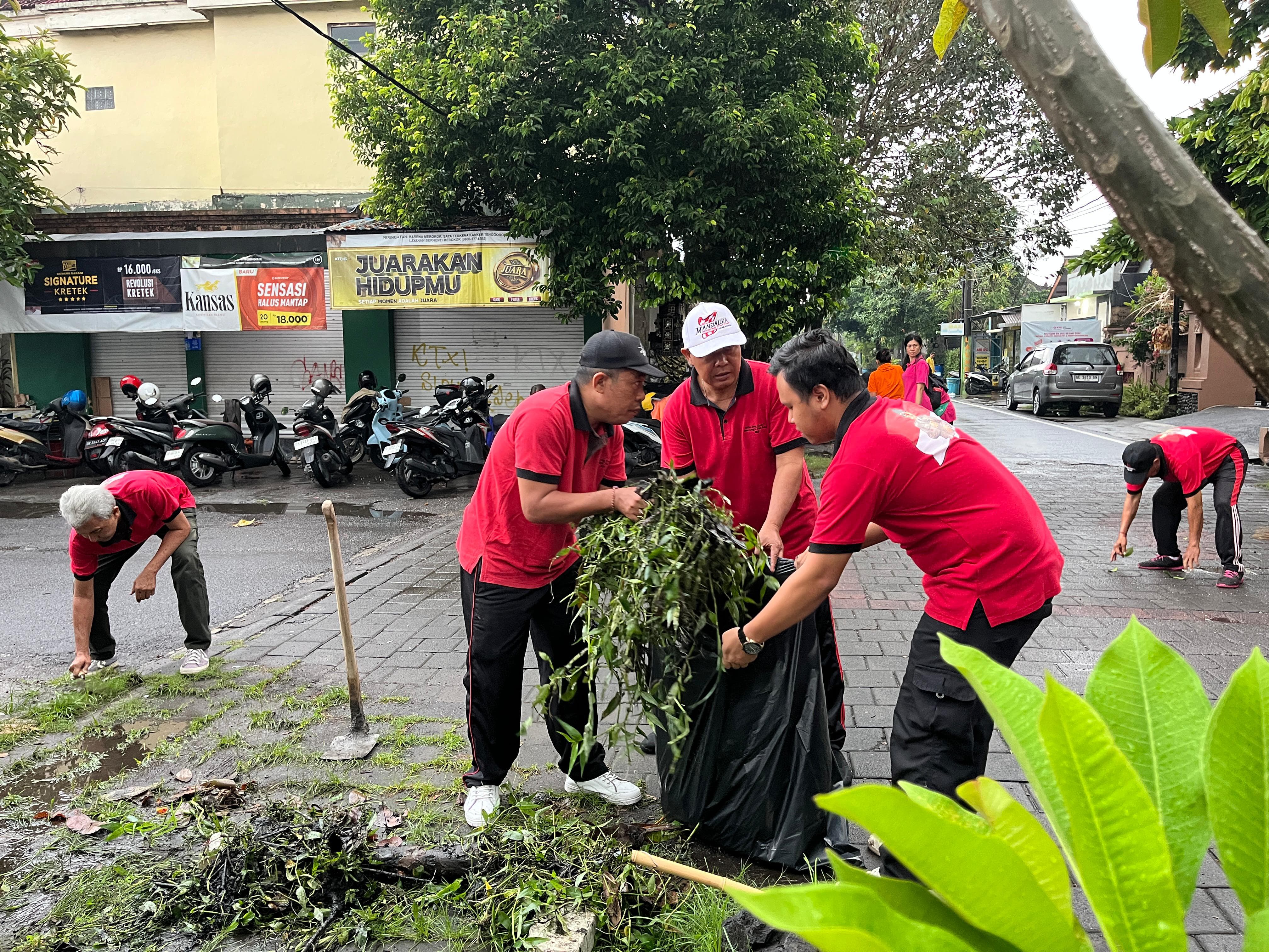 Kegiatan Jumat Bersih Serangkaian dengan Bulan Bhakti Gotong Royong Masyarakat