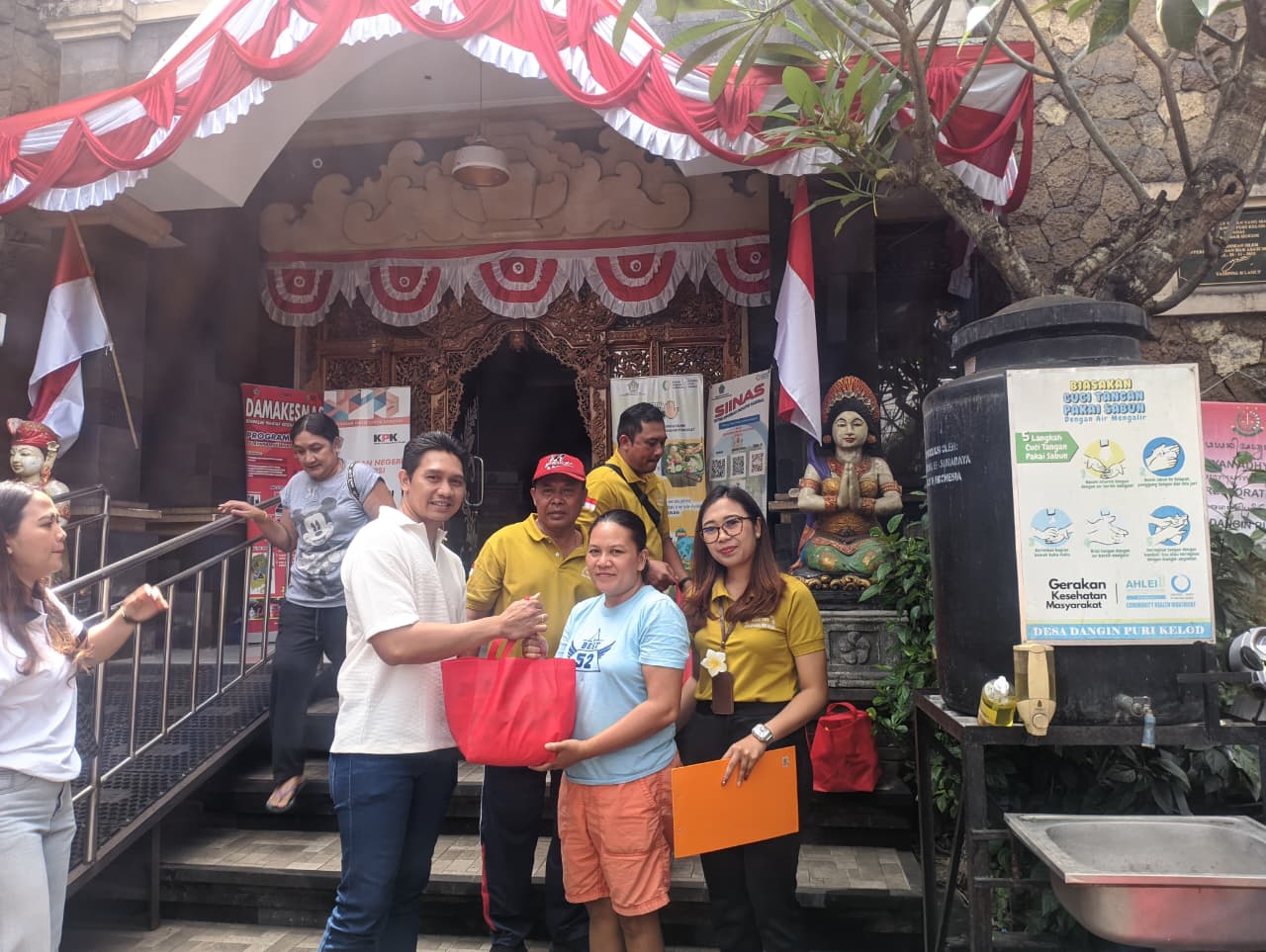Pembagian Bantuan Sembako dari Bali Daksina Wisata 