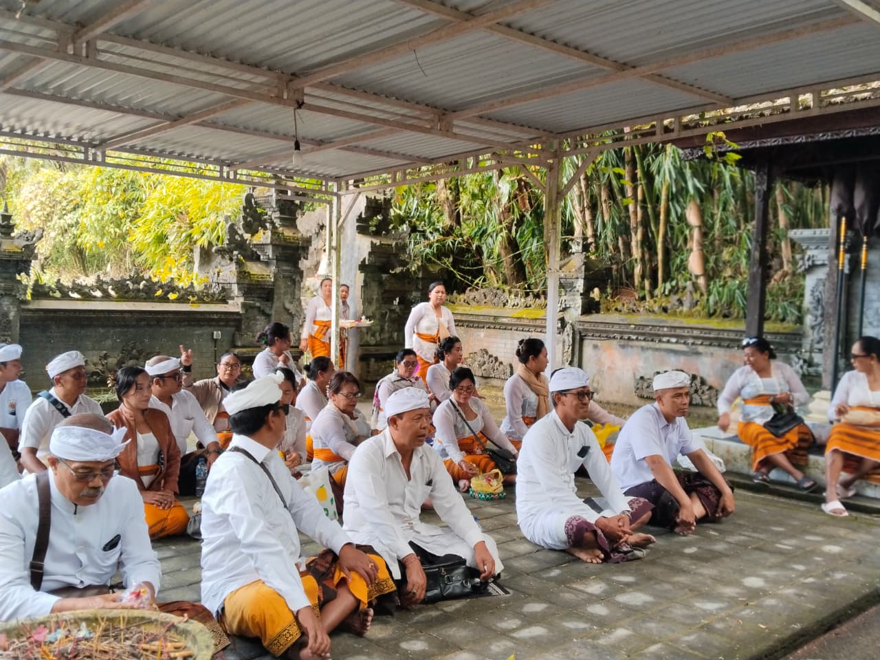 Tirta Yatra WHDI ke Pura Teratai Bang dan Pura Batu Meringgit