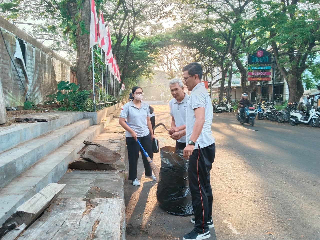 Jumat Bersih di Jalan Bung Karno Lingkungan Banjar Yangbatu Kauh