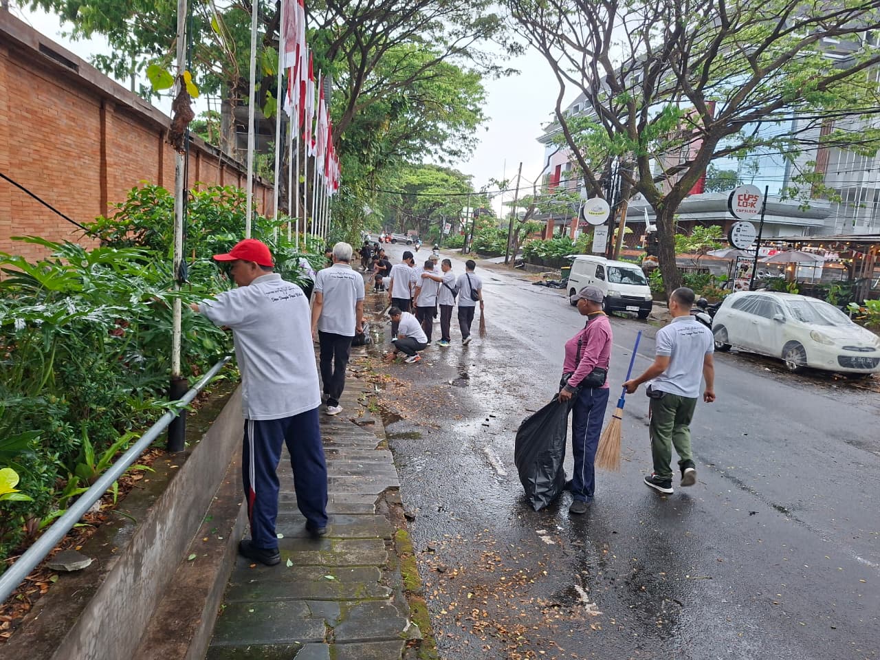Jumat Bersih di Jalan Bung Karno
