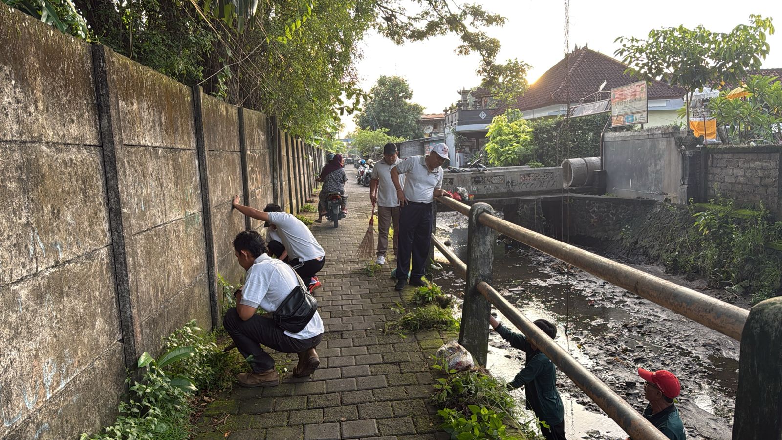 Meningkatkan Kebersihan Lingkungan dalam Membantu Pencegahan Banjir, Desa Dangin Puri Kelod Melaksanakan Jumat Bersih di Jalan Letda Utara GG. Taman Sari