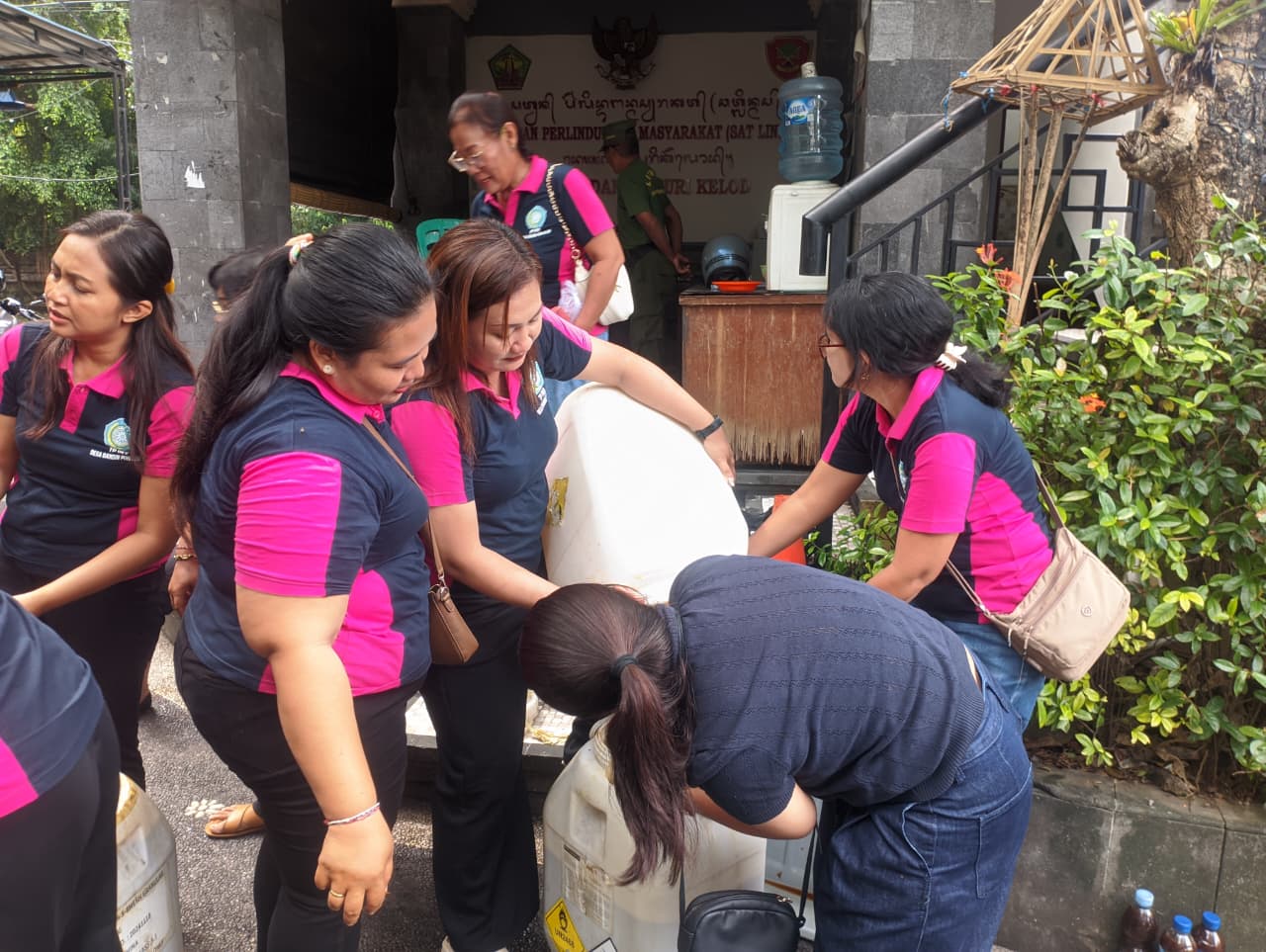 TP. PKK Dangin Puri Kelod Olah Sampah Organik Menjadi Ekoenzym