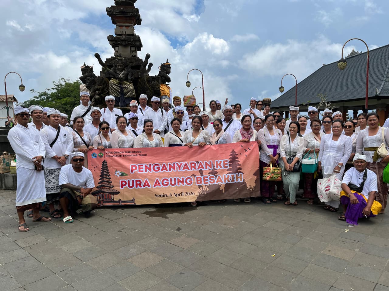 Bhakti Penganyaran Ke Pura Penataran Agung Besakih