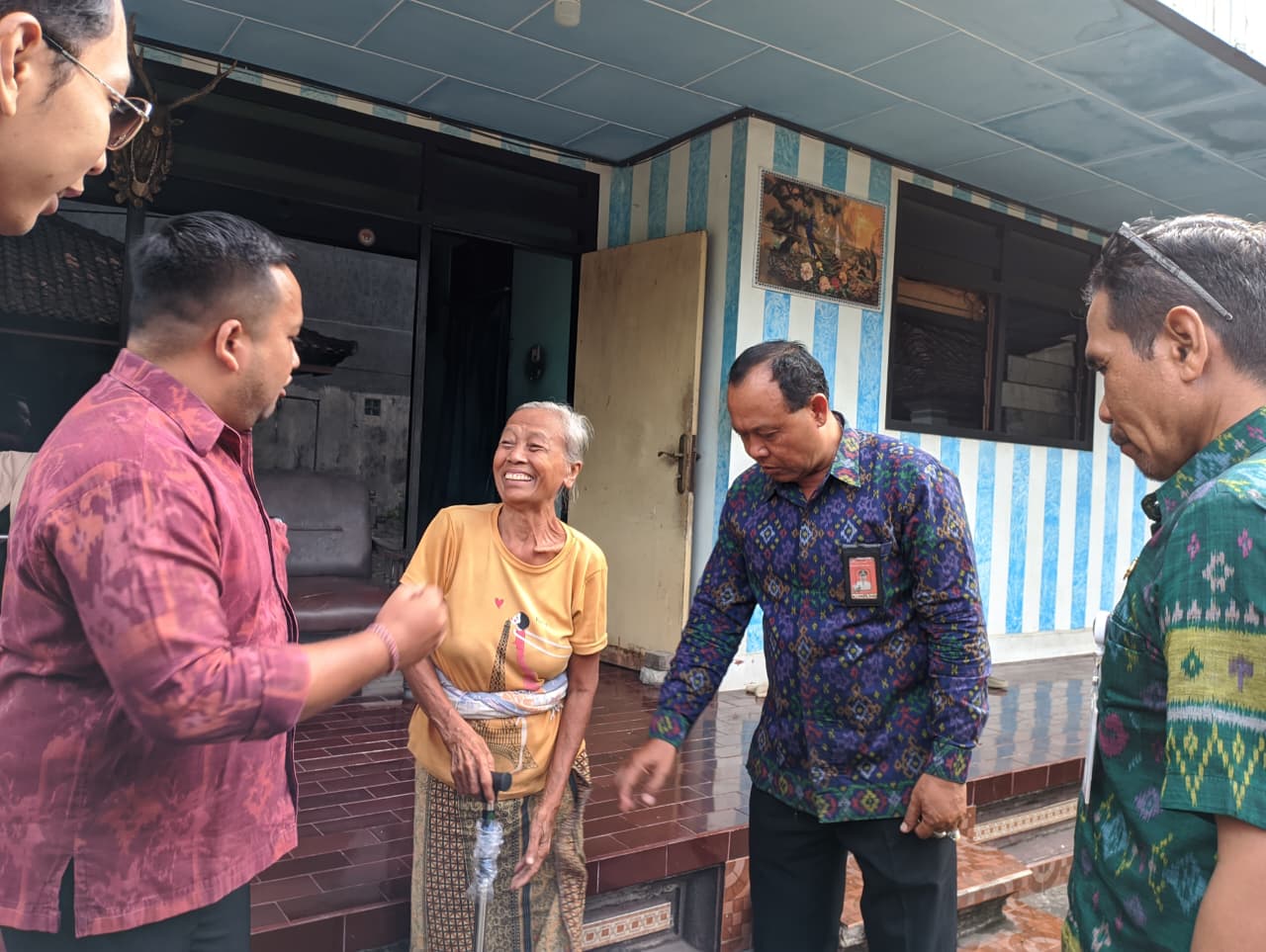 Bentuk Kepedulian Kepada Masyarakat, Desa Dangin Puri Kelod bersama Dinas Sosial Kota Denpasar Menyerahkan Tongkat Tripod Pada Lansia