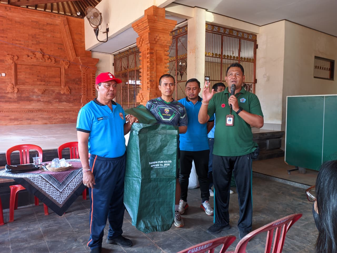 Mendukung Pengelolaan Sampah Berbasis Sumber, Desa Dangin Puri Kelod Kembali Membagikan Bag Composter di Masyarakat