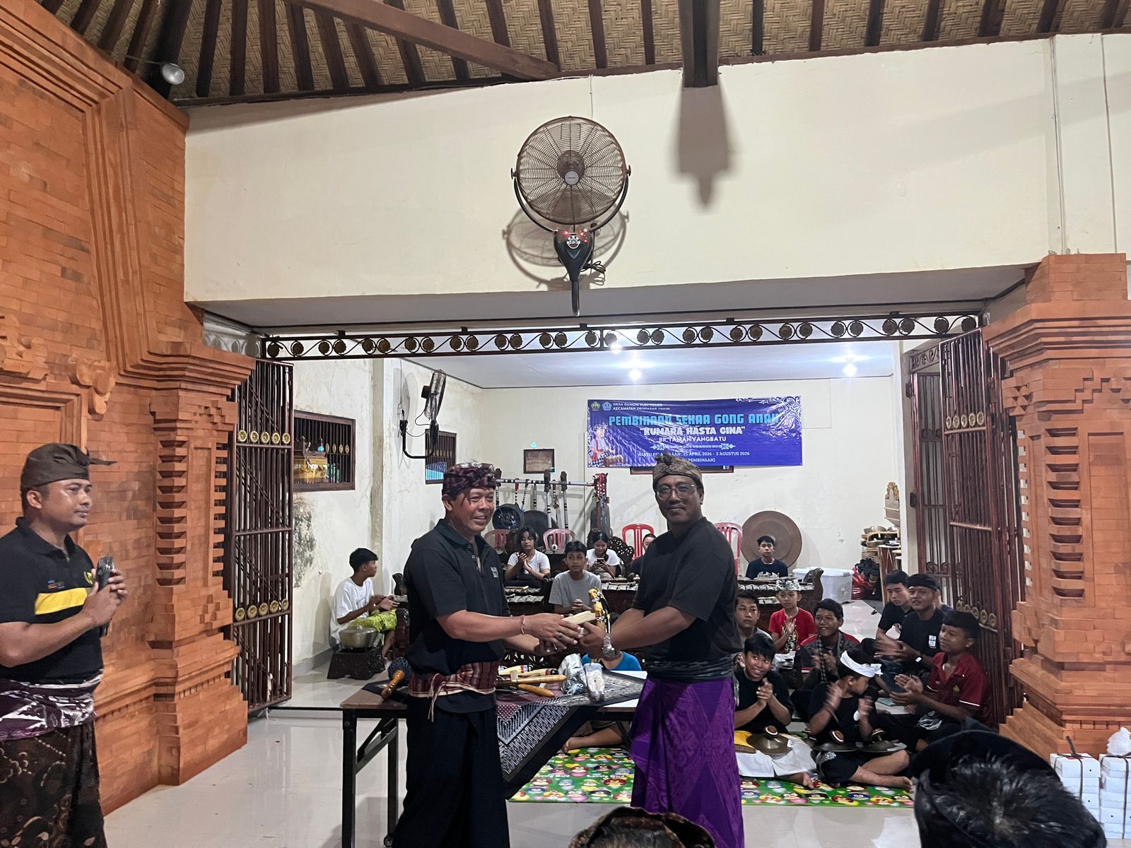 Melestarikan Budaya Bali pada Anak-Anak, Pemerintah Desa Dangin Puri Kelod Mendukung Pembinaan Sekaa Gong Anak Kumara Hasta Gina