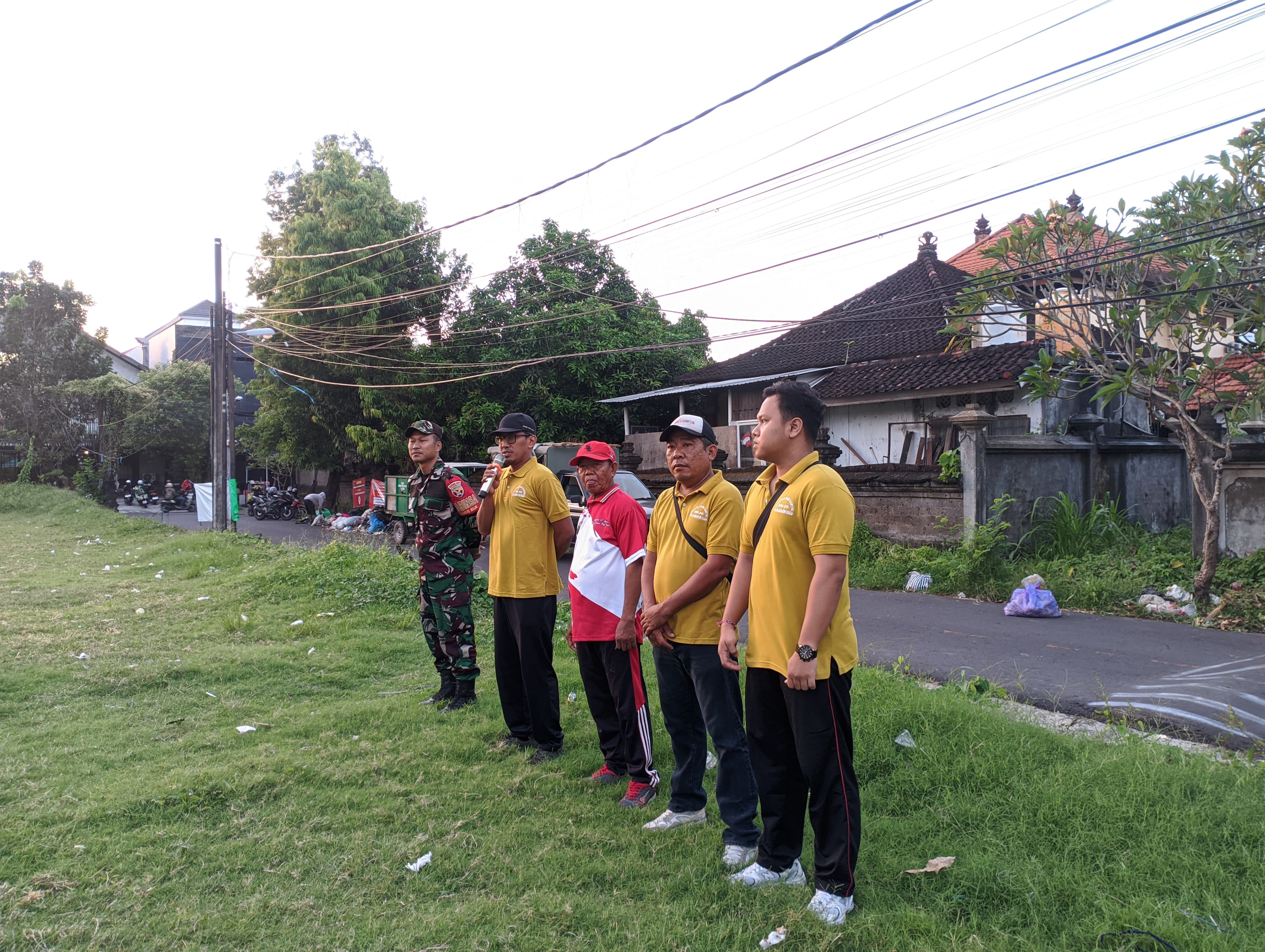 Pemerintah Desa Dangin Puri Kelod Bersama dengan LKD Melaksanakan Gotong Royong Serangkaian Bulan Bhakti Gotong Royong Masyarakat