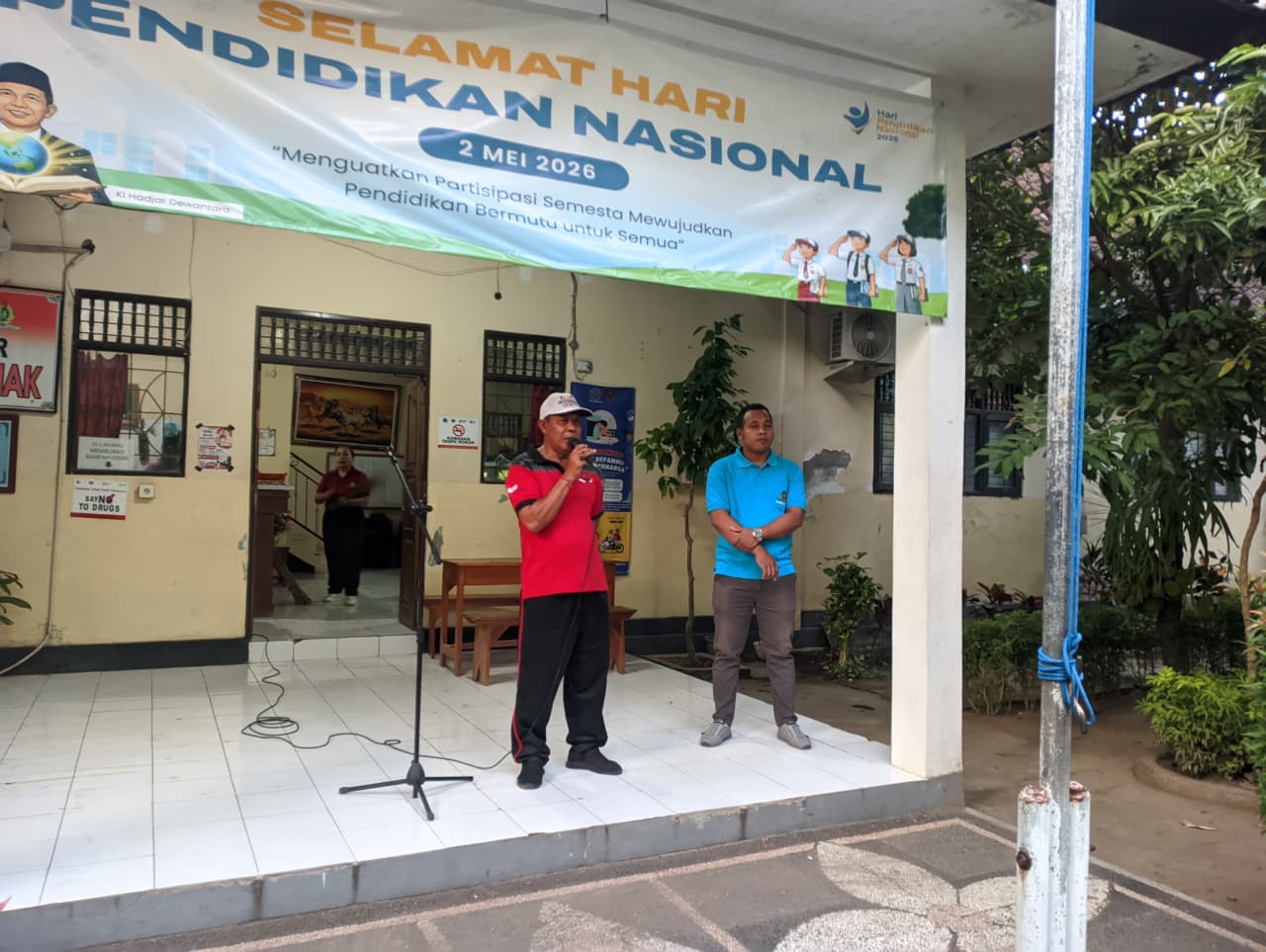 Penuangan Eco Enzym bersama Siswa-Siswi SMP PGRI 6 Denpasar Serangkaian Bulan Bhakti Gotong Royong Masyarakat