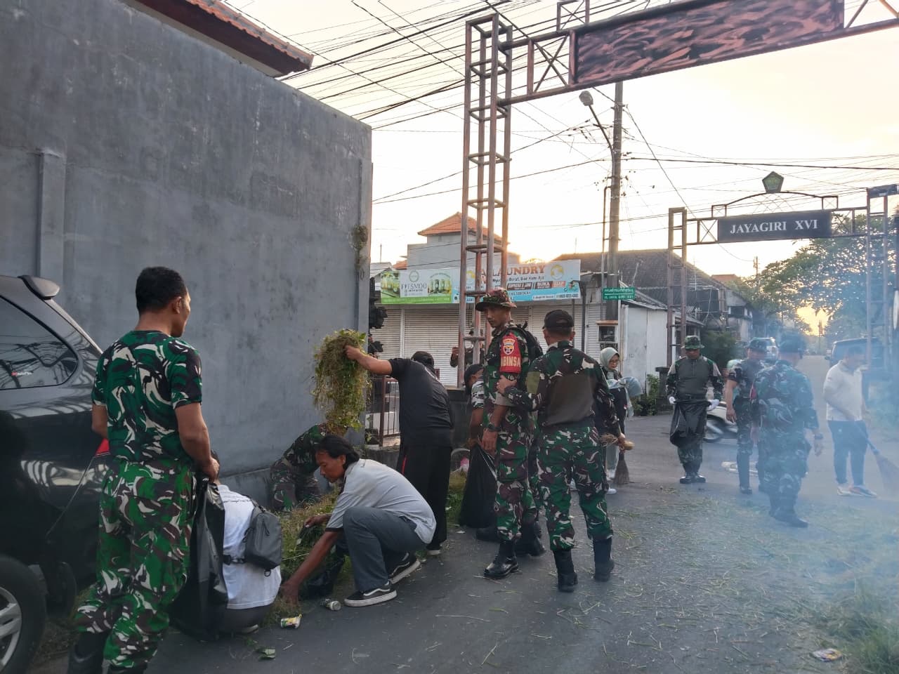 Bersama TNI, Desa Dangin Puri Kelod Melaksanakan Bulan Bhakti Gotong Royong Masyarakat di Jalan Jayagiri XVII