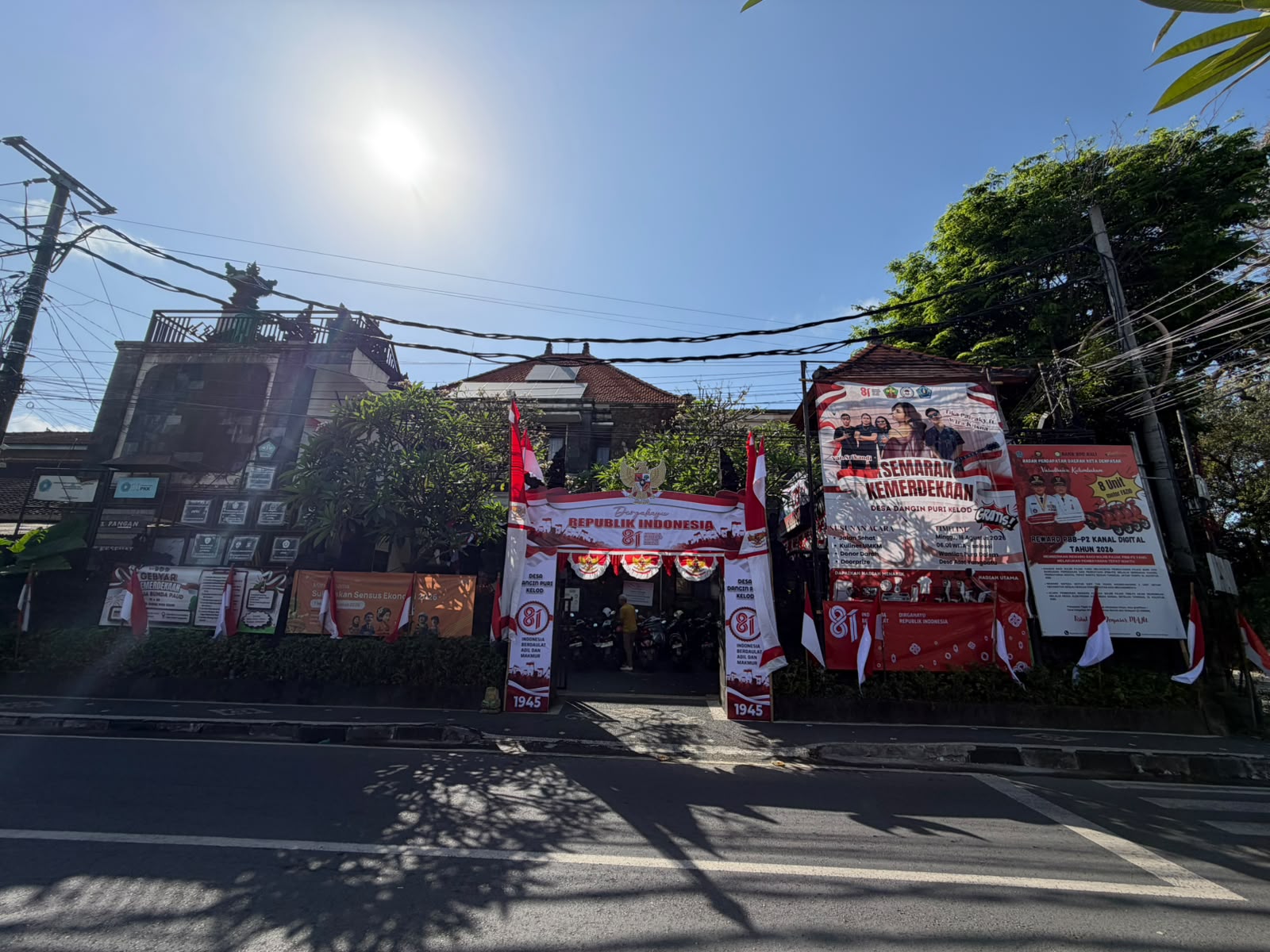 Memperingati HUT RI ke 81 Tahun, Pemerintah Desa Dangin Puri Kelod melaksanakan Pemasangan Bendera di Sekitar Desa Dangin Puri Kelod