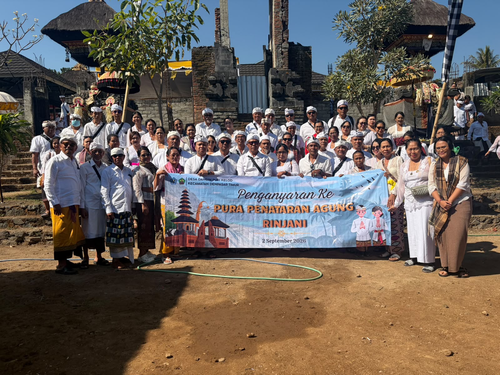 Pemerintah Desa Dangin Puri Kelod Melaksanakan Bhakti Penganyaran ke Pura Penataran Agung Rinjani
